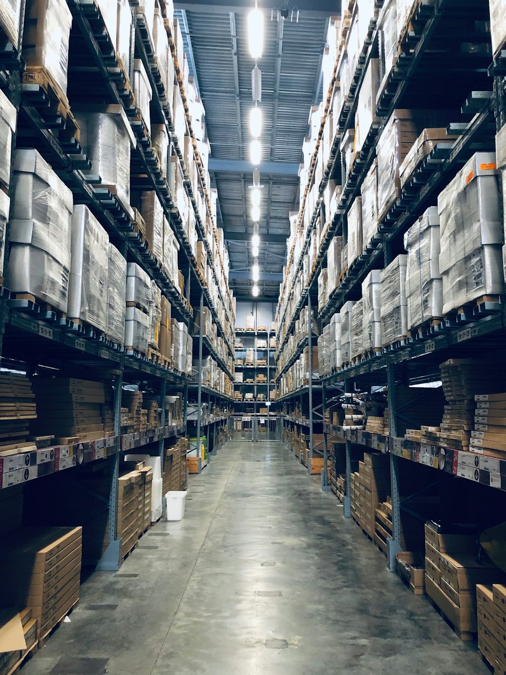Warehouse aisle holding recoverable assets